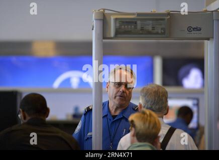 (150602) -- WASHINGTON D.C., le 2 juin 2015 -- un employé de la Transportation Security Administration (TSA) demande aux passagers de se faire contrôler à un point de contrôle de sécurité de l'aéroport Ronald Reagon à Washington, D.C., aux États-Unis, le 2 juin 2015. Une enquête récente du Département américain de la sécurité intérieure (DHS) a montré que les agents du DHS se faisant passer pour des passagers ont pu obtenir des armes, parfois même de faux explosifs, par le biais du processus de contrôle de l'aéroport dans 67 des 70 tests, avec un taux d'échec stupéfiant de 95 pour cent pour les agents de la TSA du pays aux points de contrôle de l'aéroport.) U.S.-WASHINGTON D.C.-AIR Banque D'Images