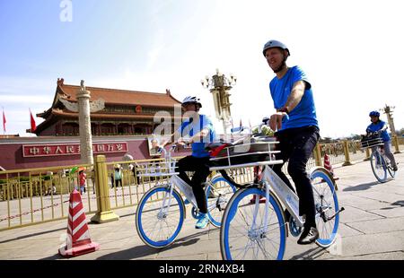 (150603) -- BEIJING, 3 juin 2015 -- Shin Young-soo (1e L), directrice régionale pour la région du Pacifique occidental de l'Organisation mondiale de la Santé (OMS), et Bernhard Schwartlaender (devant), représentant de la région Pacifique Ouest de l'Organisation mondiale de la Santé, font du vélo devant la place Tian anmen dans le cadre d'une activité visant à promouvoir la semaine de l'environnement et de la santé à Beijing, capitale de la Chine, le 3 juin 2015. CHINA-BEIJING-WHO OFFICIALS-EVENT (CN) PanxXu PUBLICATIONxNOTxINxCHN 150603 Beijing juin 3 2015 Shin Young Soo 1st l Directeur régional pour la région du Pacifique occidental de l'Organisation mondiale de la Santé Banque D'Images