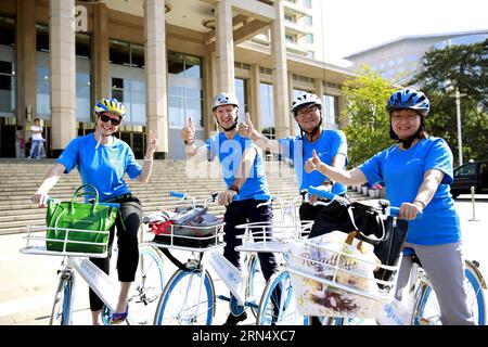 (150603) -- BEIJING, 3 juin 2015 -- Shin Young-soo (2e R), directrice régionale pour la région du Pacifique occidental de l'Organisation mondiale de la Santé (OMS), et Bernhard Schwartlaender (3rd R), représentant de la région Pacifique Ouest de l'Organisation mondiale de la Santé, font du vélo dans une rue dans le cadre d'une activité visant à promouvoir la semaine de l'environnement et de la santé à Beijing, capitale de la Chine, le 3 juin 2015. CHINA-BEIJING-WHO OFFICIALS-EVENT (CN) PanxXu PUBLICATIONxNOTxINxCHN 150603 Beijing 3 2015 juin Shin Young Soo 2e r Directeur régional pour la région Pacifique occidental de l'Organisation mondiale de la Santé OMS et BE Banque D'Images