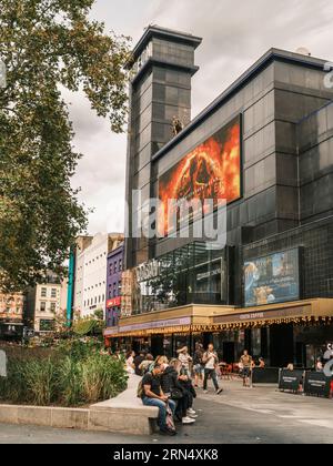 Leicester Square, Londres - Angleterre. L'emblématique cinéma Odéon de Leicester Square, qui accueille les premières mondiales, est un cinéma de pointe en Occident Banque D'Images