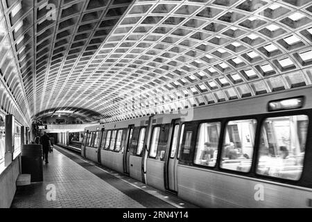 Métro à la gare, Ballston, Arlington. Photographie en noir et blanc montrant un train entrant dans la gare avec son plafond en béton à caissons signature. Banque D'Images