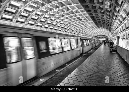 Métro et plafond voûté, station de métro Ballston, Arlington. Photographie en noir et blanc montrant un train entrant dans la gare, avec un focus sur le plafond en béton à caissons. Banque D'Images