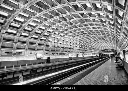 L'une des stations du dôme distinctif Washington Metropolitan Area Transit Authority métro de la région de Washington DC. Cette station est à Ballston, Arlington, quelques arrêts hors du centre-ville de Washington DC. Banque D'Images