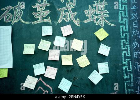 (150604) -- HEFEI, 4 juin 2015 -- des notes avec des souhaits sont collées sur le tableau noir d'une salle de classe de l'école d'éducation de Wanzhi, une école spéciale pour les candidats à la deuxième université, à Hefei, capitale de la province d'Anhui de l'est de la Chine, le 21 mai 2015. Plus de 1 000 étudiants, qui vont passer les examens d'entrée au collège national pour la deuxième fois, ont été étudiés ici pendant une année entière, répétant le cycle de la vie d'étude de tôt le matin à la nuit. Ces candidats qui viennent pour la deuxième fois ne prennent qu'un jour de congé par mois. L examen d entrée au collège national de la Chine aura lieu du 7 au 9 juin de cette année. ) (wy Banque D'Images