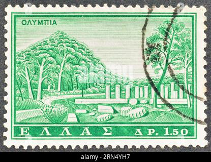 Timbre-poste annulé imprimé par la Grèce, qui montre l'ancienne Olympie, vers 1961. Banque D'Images