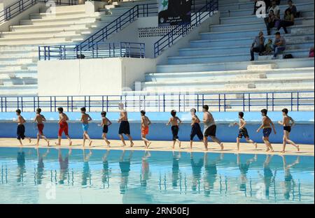 Des enfants syriens courent autour de la piscine dans un club de sport à Damas, capitale de la Syrie, le 6 juin 2015. De nombreuses familles Damascène ont choisi de placer leurs enfants dans des écoles d’été pour faire du sport et de profiter de leur temps pour les tenir à l’écart du stress du conflit qui fait rage en Syrie. Ammar) (SP)SYRIA-DAMASCUS-KIDS SPORT HummamxSheikhxAli PUBLICATIONxNOTxINxCHN Syrian Kids courir autour de la piscine DANS un club sportif à Damas capitale de la Syrie juin 6 2015 DE NOMBREUSES familles Damascène ont choisi de mettre leurs enfants dans des écoles d'été pour jouer au sport et profiter de leur temps pour LES garder loin du stress sur Banque D'Images