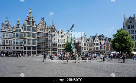 Grote Markt avec fontaine Brabo, maisons de guilde historiques, Anvers, Flandre, Belgique Banque D'Images