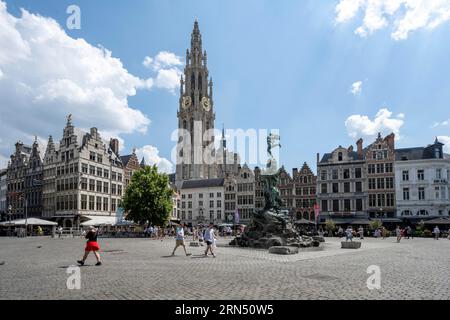 Grote Markt avec fontaine Brabo, maisons de guilde historiques, Anvers, Flandre, Belgique Banque D'Images