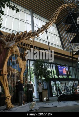 Dr. Martin Sander (2e R), professeur à l'Université de Bonn, pose pour une photo avec la reconstruction d'un squelette de Turiasaurus lors d'un aperçu de la prochaine exposition méga-dinosaure 2015 - le mystère des dinosaures grandissant à d'énormes dimensions à Tokyo, Japon, le 8 juin 2015. L’exposition aura lieu du 18 juillet au 30 août à la Makuhari Messe à Chiba. Stringer) JAPON-TOKYO-EXHIBITION-PREVIEW-DINOSAUR Stirnger PUBLICATIONxNOTxINxCHN Dr Martin Sander 2e r un professeur de l'Université de Bonn pose pour une photo avec la reconstruction d'un squelette LORS D'un aperçu de la prochaine exposition Mega Dinosaur Banque D'Images