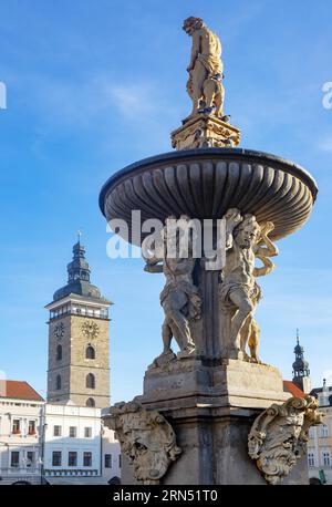 Tour noire et fontaine Samson sur la place Premysl Otakar II dans la vieille ville historique de Ceske Budejovice, ?eske Bud?jovice, Bohême du Sud, tchèque Banque D'Images