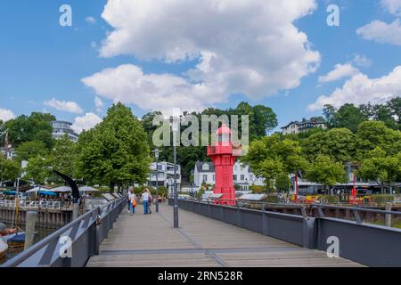 Pont d'amarrage et vieux phare de Pagensand-Sued, port du musée, Oevelgoenne, Hambourg, Allemagne Banque D'Images