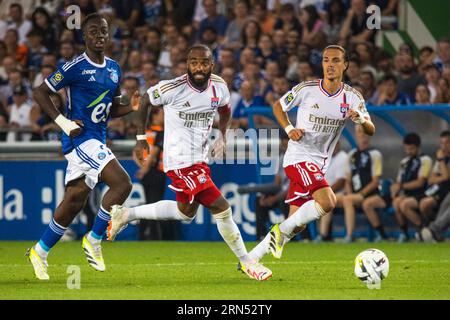Alexandre LACAZETTE (Olympique Lyon) centre et Maxence CAQUERET (Olimpique Lyon) à droite, Ismael DOUKOURE (Racing Strasbourg) à droite Banque D'Images