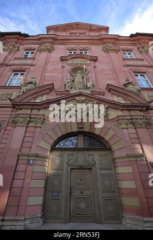 Bâtiment et portail du séminaire épiscopal, Wuerzburg, Basse-Franconie, Franconie, Bavière, Allemagne Banque D'Images