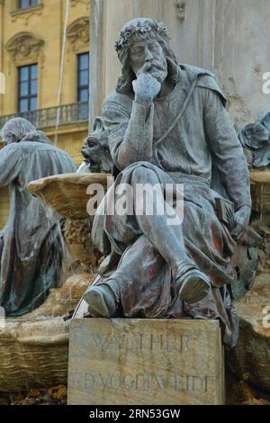 Sculpture du parolier médiéval et poète Walther von der Vogelweide, Frankoniabrunnen construit 1894, figure, pierre, Residenzplatz, Würzburg, Basse-Francon Banque D'Images