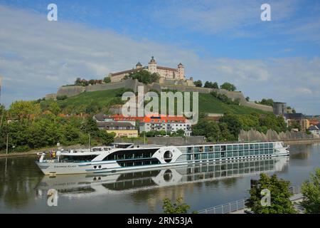 Vue de la forteresse de Marienberg avec la colline du château et le navire à passagers dans la rivière main, Wuerzburg, Basse-Franconie, Franconie, Bavière, Allemagne Banque D'Images