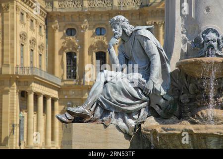 Sculpture Walther von der Vogelweide avec luth, poète médiéval et écrivain, instrument à cordes, Frankoniabrunnen, Residenzplatz, Wuerzburg, abaisser Banque D'Images