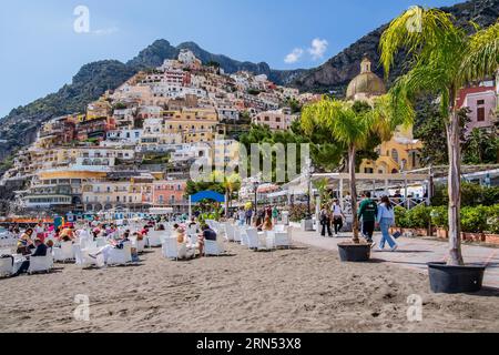 Bar de plage sur la promenade surplombant la ville, Positano, côte amalfitaine, péninsule de Sorrente, province de Salerne, Campanie, Italie du Sud, Italie Banque D'Images