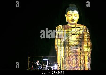 150612 -- KABOUL, le 12 juin 2015 -- une photo prise le 7 juin 2015 montre la projection du Bouddha de Bamyan dans la province de Bamyan, au centre de l'Afghanistan. Un couple chinois, et Liang Hong, ont projeté avec succès l'image du plus grand Bouddha de la vallée de Bamyan les 6 et 7 juin, en utilisant la technologie la plus récente pour les reliques culturelles, suscitant les acclamations de la population locale. Les deux Bouddhas de Bamyan ont été bombardés et détruits par les Taliban en 2001, malgré les appels de la communauté internationale. AFGHANISTAN-BAMYAN-BAMYAN BUDDHA-IMAGE PROJECTION ZHANGXXINYU PUBLICATIONXNOTXINXCHN Banque D'Images