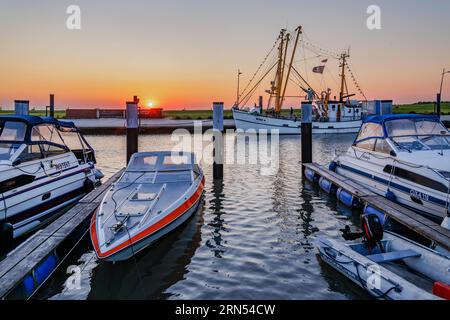 Sielhafen avec coupe-crabe au coucher du soleil, Wremen, station balnéaire de la mer du Nord, Wurster Côte de la mer du Nord, estuaire de Weser, Land Wursten, Basse-Saxe Mer des Wadden, Basse-Saxe Banque D'Images