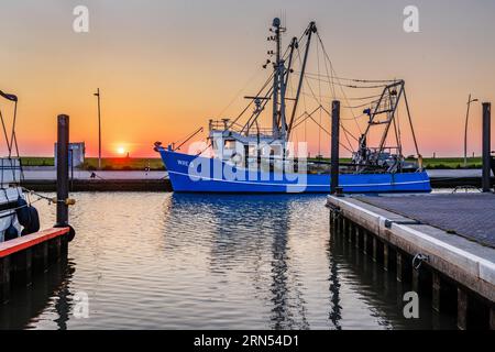 Sielhafen avec coupe-crabe au coucher du soleil, Wremen, station balnéaire de la mer du Nord, Wurster Côte de la mer du Nord, estuaire de Weser, Land Wursten, Basse-Saxe Mer des Wadden, Basse-Saxe Banque D'Images