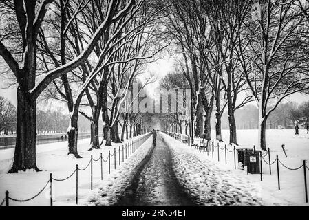 WASHINGTON DC, Etats-Unis - une voie d'exécution à côté du Lincoln Memorial Reflecting Pool sur le National Mall a été effacée de la neige après une tempête d'hiver. Banque D'Images