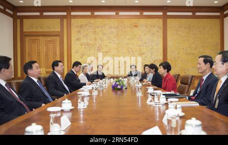 (150613) -- SÉOUL, le 11 juin 2015 -- Zhang Dejiang (3e L), président du Comité permanent du Congrès national populaire de Chine, rencontre le président sud-coréen Park Geun-hye (3e R) à Séoul, Corée du Sud, le 11 juin 2015. (Zwx) CORÉE DU SUD-CHINE-ZHANG DEJIANG-MEETING xiexhuanchi PUBLICATIONxNOTxINxCHN Séoul juin 11 2015 Zhang Dejiang 3rd l Président du Comité Thing du Congrès national des célébrités S de Chine rencontre le Président sud-coréen Park Geun hye 3rd à Séoul Corée du Sud juin 11 2015 zwx Corée du Sud Chine Zhang Dejiang Meeting XiexHuanchi PUBLICATIONxNOTxINxCHN Banque D'Images