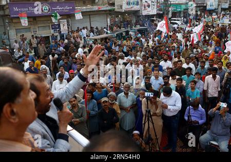 Les dirigeants et les partisans du mouvement Muttahida Qaumi (MQM-P) organisent une manifestation de protestation contre le chômage massif, la hausse des prix des produits d'usage quotidien, la hausse des prix de l'inflation et les factures d'électricité fortement gonflées, organisée au club de presse d'Hyderabad le jeudi 31 août 2023. Banque D'Images