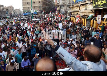 Les dirigeants et les partisans du mouvement Muttahida Qaumi (MQM-P) organisent une manifestation de protestation contre le chômage massif, la hausse des prix des produits d'usage quotidien, la hausse des prix de l'inflation et les factures d'électricité fortement gonflées, organisée au club de presse d'Hyderabad le jeudi 31 août 2023. Banque D'Images