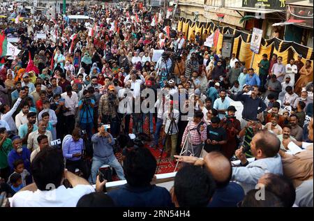 Les dirigeants et les partisans du mouvement Muttahida Qaumi (MQM-P) organisent une manifestation de protestation contre le chômage massif, la hausse des prix des produits d'usage quotidien, la hausse des prix de l'inflation et les factures d'électricité fortement gonflées, organisée au club de presse d'Hyderabad le jeudi 31 août 2023. Banque D'Images