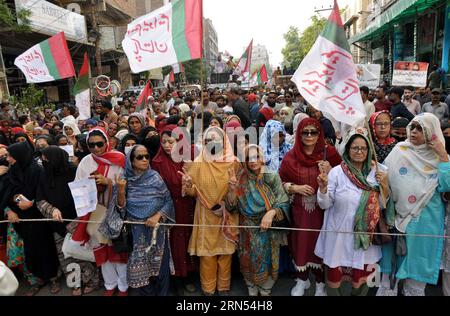 Les dirigeants et les partisans du mouvement Muttahida Qaumi (MQM-P) organisent une manifestation de protestation contre le chômage massif, la hausse des prix des produits d'usage quotidien, la hausse des prix de l'inflation et les factures d'électricité fortement gonflées, organisée au club de presse d'Hyderabad le jeudi 31 août 2023. Banque D'Images