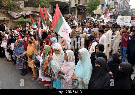 Les dirigeants et les partisans du mouvement Muttahida Qaumi (MQM-P) organisent une manifestation de protestation contre le chômage massif, la hausse des prix des produits d'usage quotidien, la hausse des prix de l'inflation et les factures d'électricité fortement gonflées, organisée au club de presse d'Hyderabad le jeudi 31 août 2023. Banque D'Images