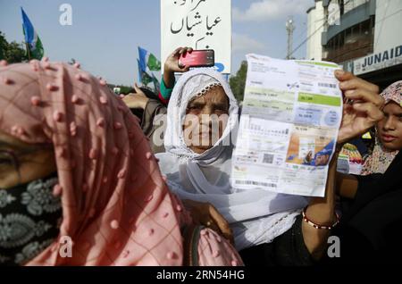 Les dirigeants et partisans du Jamat-e-Islami (JI) organisent une manifestation de protestation contre le chômage massif, la hausse des prix des produits d'usage quotidien, la hausse des prix de l'inflation et les factures d'électricité fortement gonflées, qui a eu lieu sur la route de l'Université à Karachi le jeudi 31 août 2023. Banque D'Images