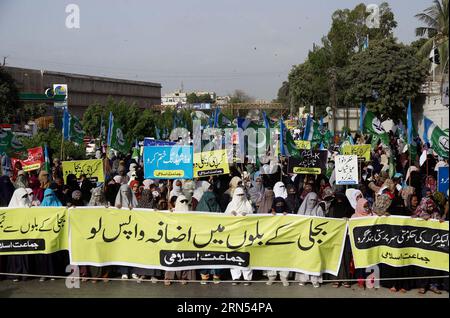 Les dirigeants et partisans du Jamat-e-Islami (JI) organisent une manifestation de protestation contre le chômage massif, la hausse des prix des produits d'usage quotidien, la hausse des prix de l'inflation et les factures d'électricité fortement gonflées, qui a eu lieu sur la route de l'Université à Karachi le jeudi 31 août 2023. Banque D'Images