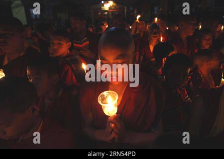 (150613) -- KATMANDOU, le 12 juin 2015 -- des moines bouddhistes népalais participent à une veillée aux chandelles et offrent des prières pour commémorer les victimes du tremblement de terre au Bouddhanath Stupa à Katmandou, au Népal, le 12 juin 2015. )(zhf) NÉPAL-KATMANDOU-TREMBLEMENT DE TERRE-PRIÈRES PratapxThapa PUBLICATIONxNOTxINxCHN Katmandou juin 12 2015 des moines bouddhistes népalais participent à une veillée aux chandelles et OFFRENT des prières pour mémoriser les victimes du tremblement de terre AU Bouddhanath Stupa à Katmandou Népal le 12 2015 juin Banque D'Images