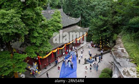 La photo aérienne prise le 12 juin 2015 montre le parc de l'expo de sculptures rupestres de Dazu dans le comté de Dazu, dans la municipalité de Chongqing, au sud-ouest de la Chine. Le parc expo de sculptures rupestres de Dazu, renommé Baoding Rock Carving Scenic Spot, a été officiellement ouvert au public lors de la 13e journée du patrimoine culturel chinois samedi. Commencées au milieu du 7e siècle, les gravures rocheuses de Dazu sont composées de 75 sites protégés contenant quelque 50 000 statues, et ont été inscrites au patrimoine mondial en 1999. (Yxb) CHINA-CHONGQING-DAZU ROCK SCULPTURES-PATRIMOINE MONDIAL (CN) LiuxChan, xChenxCheng, xTangxYi PUBLICATIONxNOTxINxCHN Banque D'Images