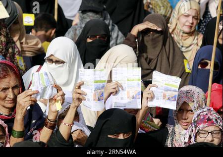 Les dirigeants et partisans du Jamat-e-Islami (JI) organisent une manifestation de protestation contre le chômage massif, la hausse des prix des produits d'usage quotidien, la hausse des prix de l'inflation et les factures d'électricité fortement gonflées, qui a eu lieu sur la route de l'Université à Karachi le jeudi 31 août 2023. Banque D'Images