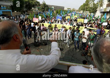 Les dirigeants et partisans du Jamat-e-Islami (JI) organisent une manifestation de protestation contre le chômage massif, la hausse des prix des produits d'usage quotidien, la hausse des prix de l'inflation et les factures d'électricité fortement gonflées, qui a eu lieu sur la route de l'Université à Karachi le jeudi 31 août 2023. Banque D'Images