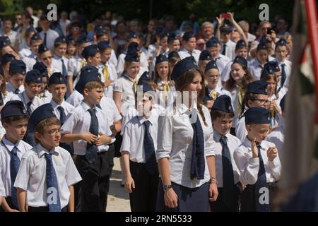 (150613) -- BUDAPEST, le 13 juin 2015 -- Un total de 170 enfants assistent à leur cérémonie de prestation de serment à la gare Huvosvolgy du chemin de fer pour enfants à Budapest, Hongrie, le 13 juin 2015. Le chemin de fer à voie étroite de 11,7018 km relie les gares de Huvosvolgy et Szechenyihegy à Budapest. Il est en service continu depuis l'inauguration des 3,2 premiers kilomètres de voie le 31 juillet 1948. Les moteurs sont entraînés par des ingénieurs adultes, et les enfants âgés de 10 à 14 ans en service sont continuellement supervisés par des employés des chemins de fer adultes. En dehors de cela, les enfants font leur travail seuls. Le chemin de fer des enfants a. Banque D'Images