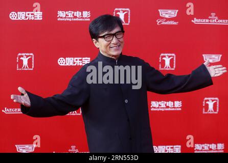 (150613) -- SHANGHAI, 13 juin 2015 -- l'acteur Jackie Chan marche sur le tapis rouge au 18e Festival international du film de Shanghai à Shanghai, dans l'est de la Chine, le 13 juin 2015. Le festival de 9 jours a débuté samedi. ) (mp) CHINA-SHANGHAI-FILM FESTIVAL-OPEN (CN) DingxTing PUBLICATIONxNOTxINxCHN Shanghai juin 13 2015 l'acteur Jackie Chan marche sur le tapis rouge AU 18e Festival International du film de Shanghai à Shanghai Chine orientale juin 13 2015 le Festival de 9 jours a débuté samedi MP China Shanghai film Festival Open CN DingxTing PUBLICATIONxNOTxINxCHN Banque D'Images