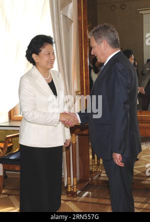 (150613) -- HELSINKI, le 13 juin 2015 -- le vice-premier ministre chinois Liu Yandong (à gauche) rencontre le président finlandais Sauli Niinisto au palais présidentiel à Helsinki, Finlande, le 12 juin 2015. Le vice-premier ministre chinois Liu Yandong est en Finlande pour une visite de trois jours. La visite a comporté une cérémonie d'ouverture de Focus China, une vaste vitrine des arts et de la culture chinoise pendant le Festival d'Helsinki 2015. FINLANDE-HELSINKI-CHINE-LIU YANDONG-VISITE WangxYaxiong PUBLICATIONxNOTxINxCHN Helsinki juin 13 2015 le vice-premier ministre chinois Liu Yandong rencontre le président finlandais Sauli Niinisto À LA présidentielle Banque D'Images