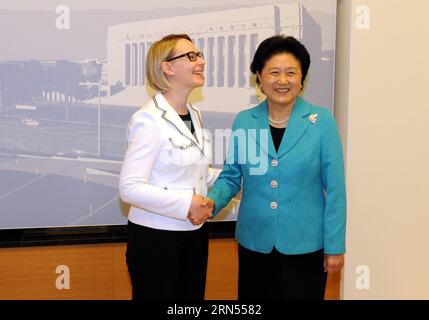 (150613) -- HELSINKI, le 13 juin 2015 -- le vice-premier ministre chinois Liu Yandong (à droite) rencontre la Présidente du Parlement finlandais Maria Lohela à Helsinki, Finlande, le 12 juin 2015. Le vice-premier ministre chinois Liu Yandong est en Finlande pour une visite de trois jours. La visite a comporté une cérémonie d'ouverture de Focus China, une vaste vitrine des arts et de la culture chinoise pendant le Festival d'Helsinki 2015. FINLANDE-HELSINKI-CHINE-LIU YANDONG-VISITE WangxYaxiong PUBLICATIONxNOTxINxCHN Helsinki juin 13 2015 le vice-premier ministre chinois Liu Yandong r rencontre la Présidente du Parlement de la Finlande Mary à Helsinki Finlande Ju Banque D'Images