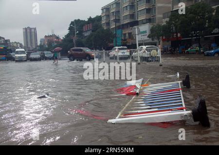 (150614) --YICHUN, le 14 juin 2015 -- les garde-corps sont inondés par l'eau dans la ville de Yichun, province du Jiangxi au centre de la Chine, le 14 juin 2015. Le Centre météorologique national (NMC) a émis dimanche une alerte jaune pour les orages de pluie dans le sud de la Chine. De fortes pluies allant jusqu'à 180 mm balayeront des parties des provinces de Hunan, Jiangxi, Zhejiang, Hubei et Anhui ainsi que la région autonome de Guangxi Zhuang à partir de dimanche matin, la prévision NMC. Il a également averti de possibles orages et coups de vent dans ces zones. ) (Yxb) CHINE-FORTE PLUIE-ALERTE JAUNE(CN) ZouxHaibin PUBLICATIONxNOTxINxCHN Yichun le 14 2015 juin Banque D'Images