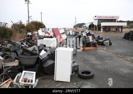 TOKYO, 2015 -- dans cette photo prise le 7 mars 2015, des maisons abandonnées et des déchets sont vus dans le district de Futaba dans la préfecture de Fukushima, au Japon. La reconstruction des régions du nord-est du Japon, frappées il y a quatre ans par un tremblement de terre dévastateur et un tsunami qui a suivi, reste lente. (zw) JAPON-TSUNAMI-RECONSTRUCTION LiuxTian PUBLICATIONxNOTxINxCHN Tokyo 2015 dans ce dossier photo prise LE 7 2015 mars les maisons abandonnées et les déchets sont des lacs dans le district de Futaba dans la préfecture de Fukushima Japon reconstruction des régions du nord-est du Japon qui ont été frappées il y a quatre ans par un Devast Banque D'Images