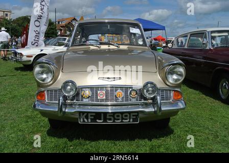 Une Ford Anglia de 1967 stationnée au salon de voitures de collection English Riviera, à Paignton, Devon, Angleterre, Royaume-Uni. Banque D'Images