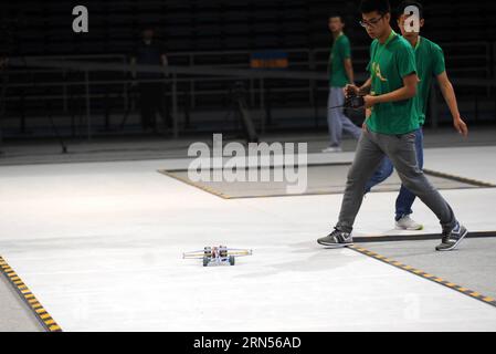 (150615) -- PÉKIN, le 15 juin 2015 -- les concurrents contrôlent leur modèle élastique de voiture lors de la compétition à Pékin, capitale de la Chine, le 15 juin 2015. Le championnat de design de Formule-E Chine 2015 s'est tenu lundi à l'Université de technologie de Pékin. Trente-cinq équipes de quatorze universités chinoises se sont affrontées pour participer à la finale mondiale qui a eu lieu à Los Angeles en août. (zkr) CHINA-BEIJING-FORMULA-E DESIGN CHAMPIONSHIP(CN) LiuxYongzhen PUBLICATIONxNOTxINxCHN Beijing juin 15 2015 les concurrents contrôlent leur modèle de voiture élastique lors de la compétition à Beijing capitale de Chin Banque D'Images