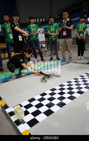 (150615) -- PÉKIN, le 15 juin 2015 -- les concurrents ont mis leur modèle élastique au départ lors de la compétition à Pékin, capitale de la Chine, le 15 juin 2015. Le championnat de design de Formule-E Chine 2015 s'est tenu lundi à l'Université de technologie de Pékin. Trente-cinq équipes de quatorze universités chinoises se sont affrontées pour participer à la finale mondiale qui a eu lieu à Los Angeles en août. (zkr) CHINA-BEIJING-FORMULA-E DESIGN CHAMPIONSHIP(CN) LiuxYongzhen PUBLICATIONxNOTxINxCHN Beijing juin 15 2015 les concurrents ont mis leur Model car élastique AU départ lors de la compétition à Beiji Banque D'Images