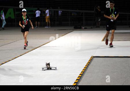 (150615) -- PÉKIN, le 15 juin 2015 -- les concurrents contrôlent leur modèle élastique de voiture lors de la compétition à Pékin, capitale de la Chine, le 15 juin 2015. Le championnat de design de Formule-E Chine 2015 s'est tenu lundi à l'Université de technologie de Pékin. Trente-cinq équipes de quatorze universités chinoises se sont affrontées pour participer à la finale mondiale qui a eu lieu à Los Angeles en août. (zkr) CHINA-BEIJING-FORMULA-E DESIGN CHAMPIONSHIP(CN) LiuxYongzhen PUBLICATIONxNOTxINxCHN Beijing juin 15 2015 les concurrents contrôlent leur modèle de voiture élastique lors de la compétition à Beijing capitale de Chin Banque D'Images