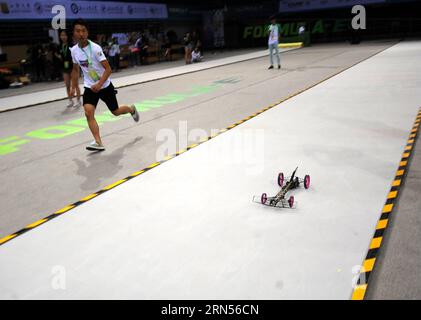 (150615) -- PÉKIN, le 15 juin 2015 -- les concurrents contrôlent leur modèle élastique de voiture lors de la compétition à Pékin, capitale de la Chine, le 15 juin 2015. Le championnat de design de Formule-E Chine 2015 s'est tenu lundi à l'Université de technologie de Pékin. Trente-cinq équipes de quatorze universités chinoises se sont affrontées pour participer à la finale mondiale qui a eu lieu à Los Angeles en août. (zkr) CHINA-BEIJING-FORMULA-E DESIGN CHAMPIONSHIP(CN) LiuxYongzhen PUBLICATIONxNOTxINxCHN Beijing juin 15 2015 les concurrents contrôlent leur modèle de voiture élastique lors de la compétition à Beijing capitale de Chin Banque D'Images