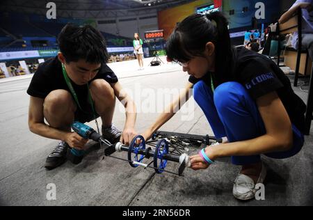 (150615) -- PÉKIN, le 15 juin 2015 -- les concurrents tordent l'élastique de l'élastique pour fournir de l'énergie à leur modèle de voiture lors de la compétition à Pékin, capitale de la Chine, le 15 juin 2015. Le championnat de design de Formule-E Chine 2015 s'est tenu lundi à l'Université de technologie de Pékin. Trente-cinq équipes de quatorze universités chinoises se sont affrontées pour participer à la finale mondiale qui a eu lieu à Los Angeles en août. (zkr) CHINA-BEIJING-FORMULA-E DESIGN CHAMPIONSHIP (CN) LiuxYongzhen PUBLICATIONxNOTxINxCHN Beijing juin 15 2015 concurrents Twist Rubber Tie pour fournir de l'énergie pour leur élastique Banque D'Images