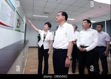(150615) -- PÉKIN, le 15 juin 2015 -- le premier ministre chinois Li Keqiang (front) inspecte le ministère de l'Industrie et des technologies de l'information à Pékin, capitale de la Chine, le 15 juin 2015. Li a effectué une tournée d'inspection à China Nuclear Power Engineering Co., Ltd. Et au ministère de l'Industrie et des technologies de l'information lundi. )(wjq) CHINA-BEIJING-LI KEQIANG-INSPECTION (CN) YaoxDawei PUBLICATIONxNOTxINxCHN Beijing juin 15 2015 le Premier ministre chinois a quitté Keqiang Front inspecter le ministère de l'Industrie et de la technologie de l'information à Beijing capitale de la Chine juin 15 2015 gauche a dû faire une tournée d'inspection à China Nuclea Banque D'Images